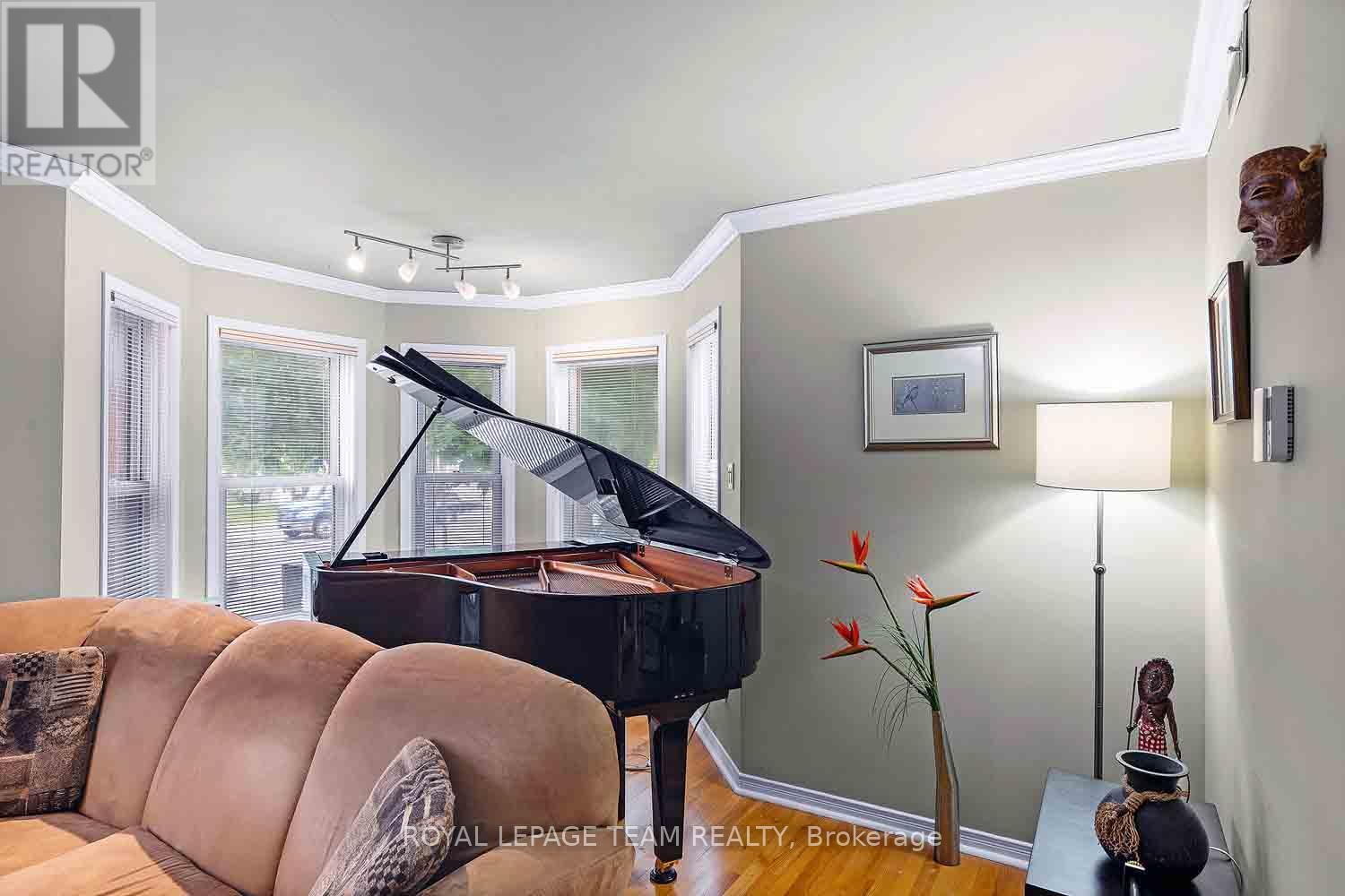 3 Bed, 2 Bath House for Sale in Ottawa – 2 – 220 WILBROD AVENUE, Ottawa – MLS# X13436042 - Image 10
