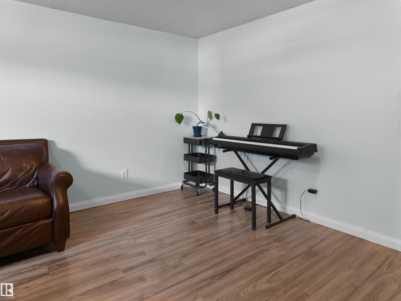 10607 62 AV NW - 20