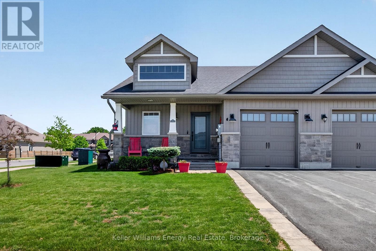 7 FARRINGTON CRESCENT - 1
