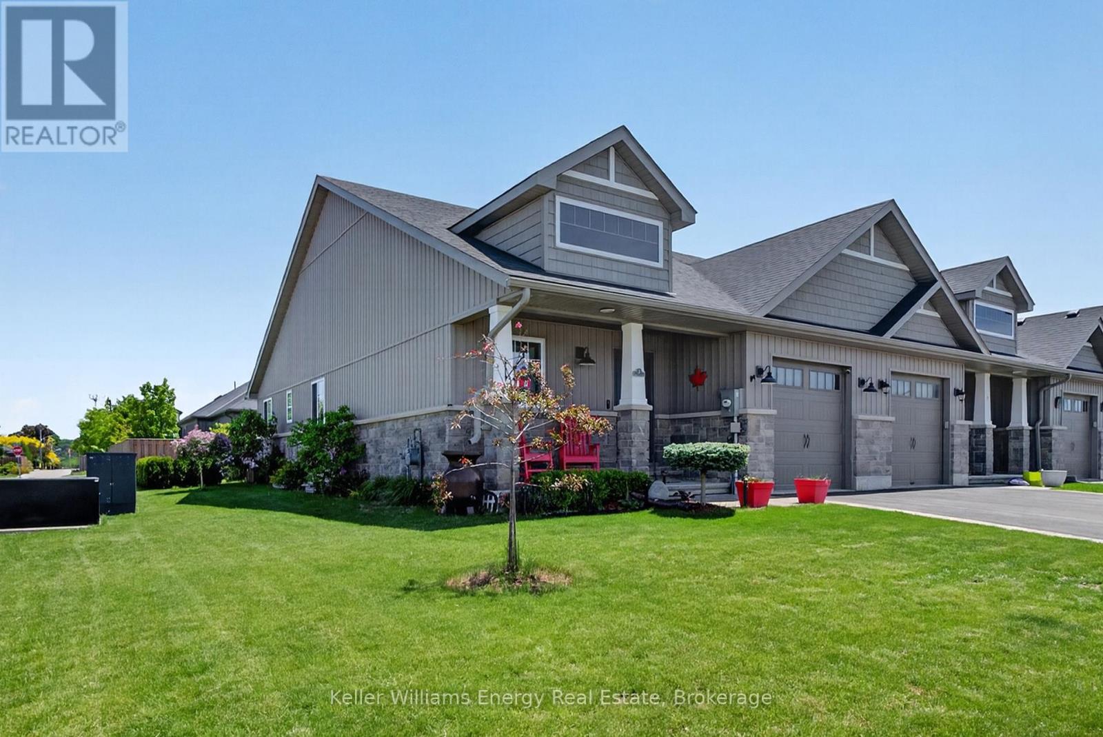 7 FARRINGTON CRESCENT - 3