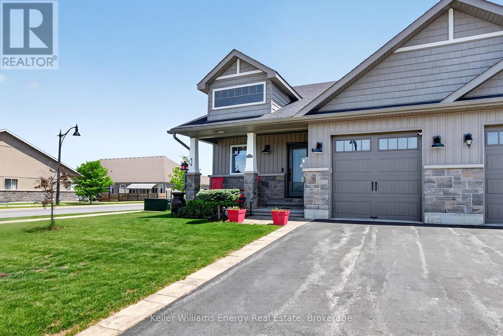 7 FARRINGTON CRESCENT - 2