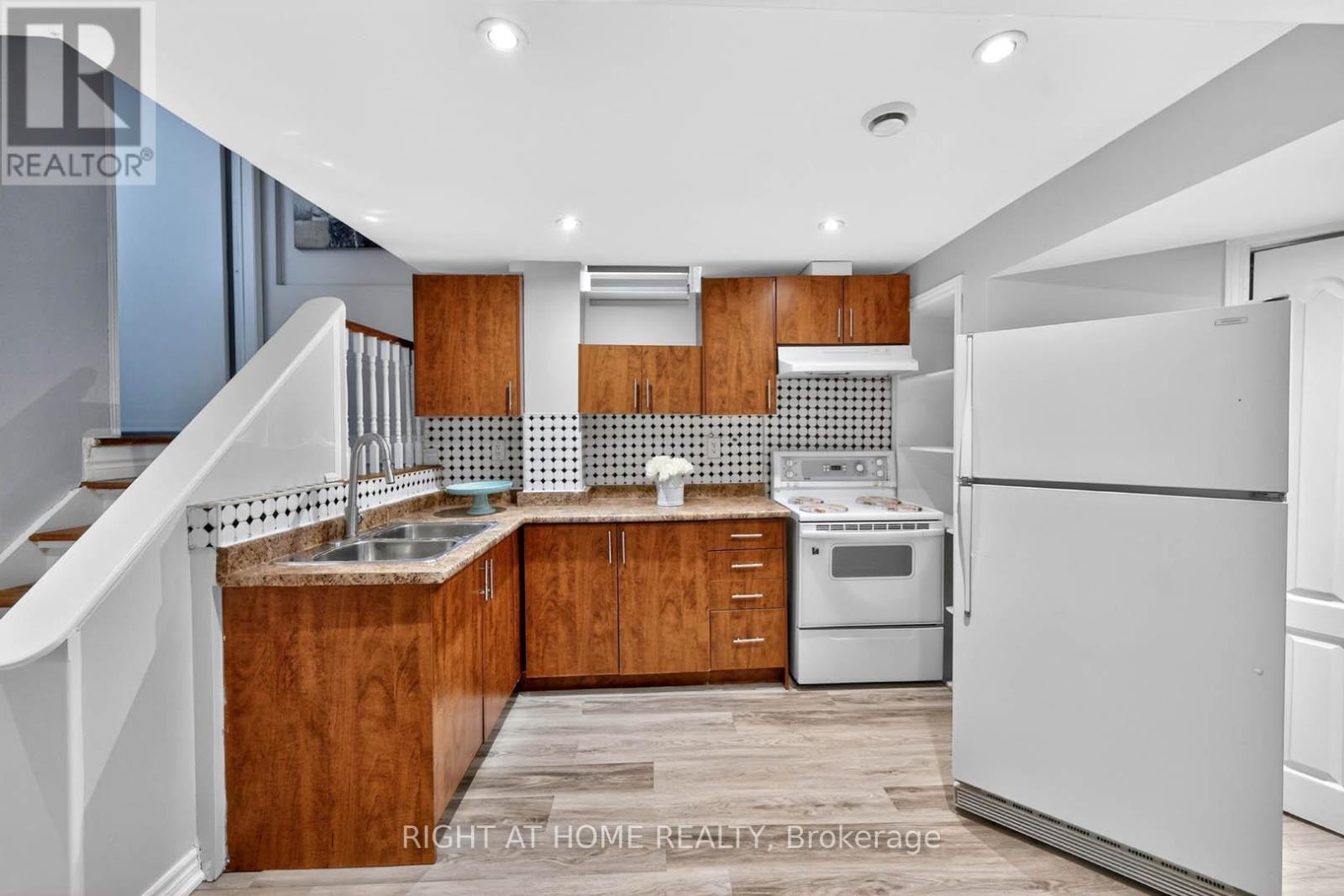 36 EARLSBRIDGE BOULEVARD - 38