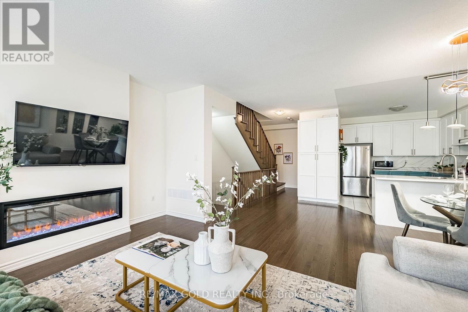 44 DONALD FICHT CRESCENT - 21