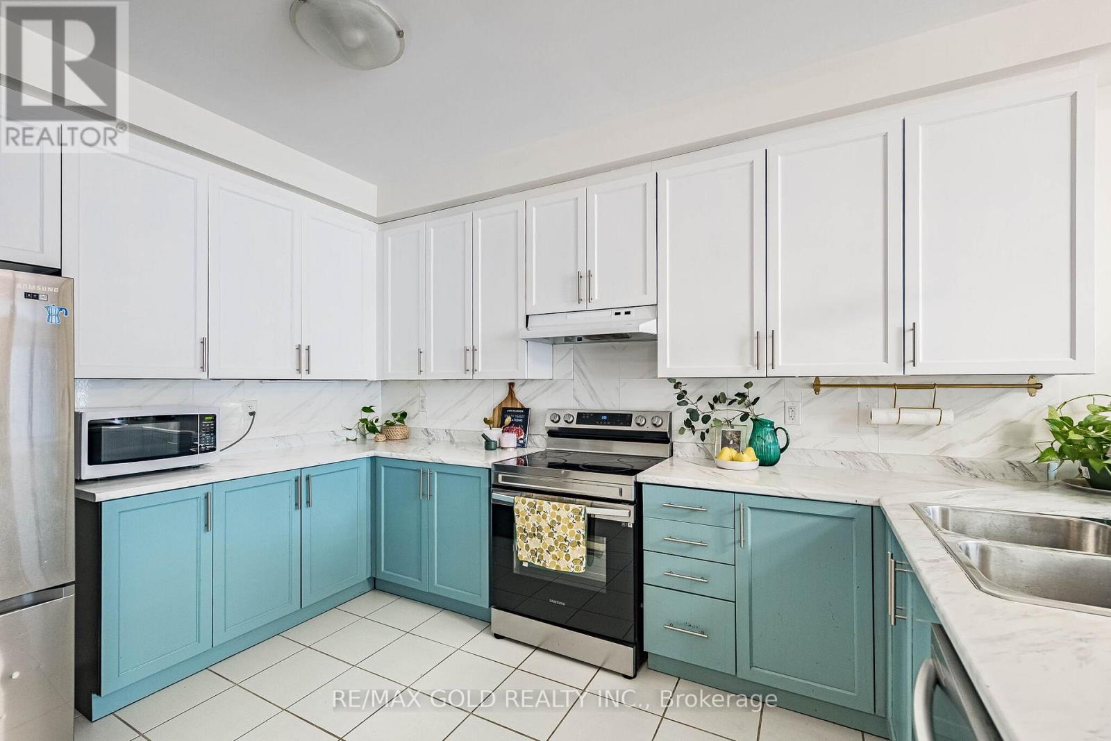 44 DONALD FICHT CRESCENT - 26