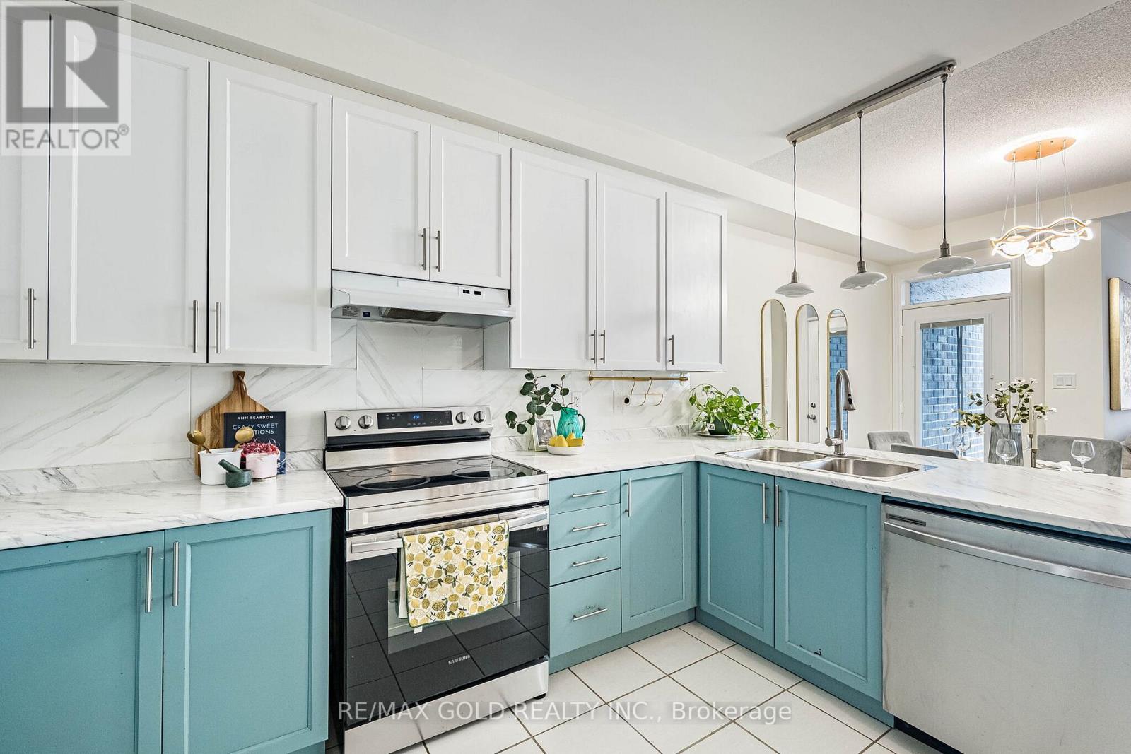 44 DONALD FICHT CRESCENT - 28