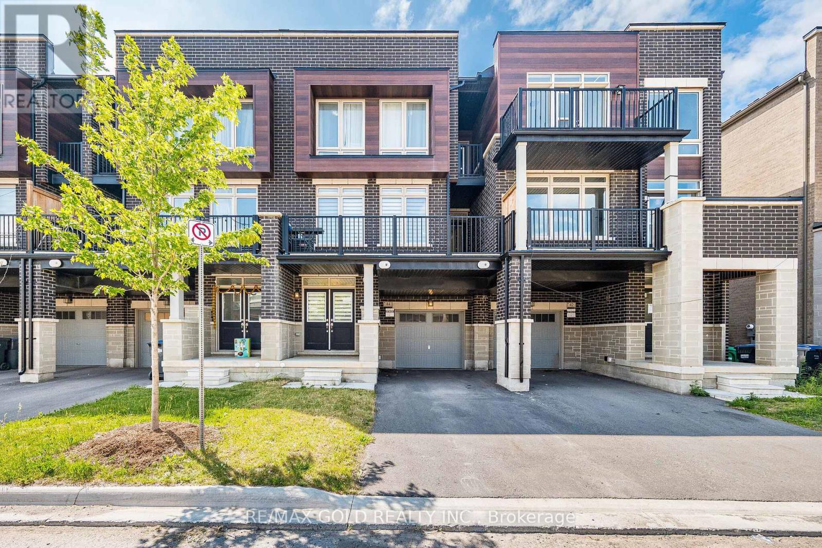 44 DONALD FICHT CRESCENT - 3