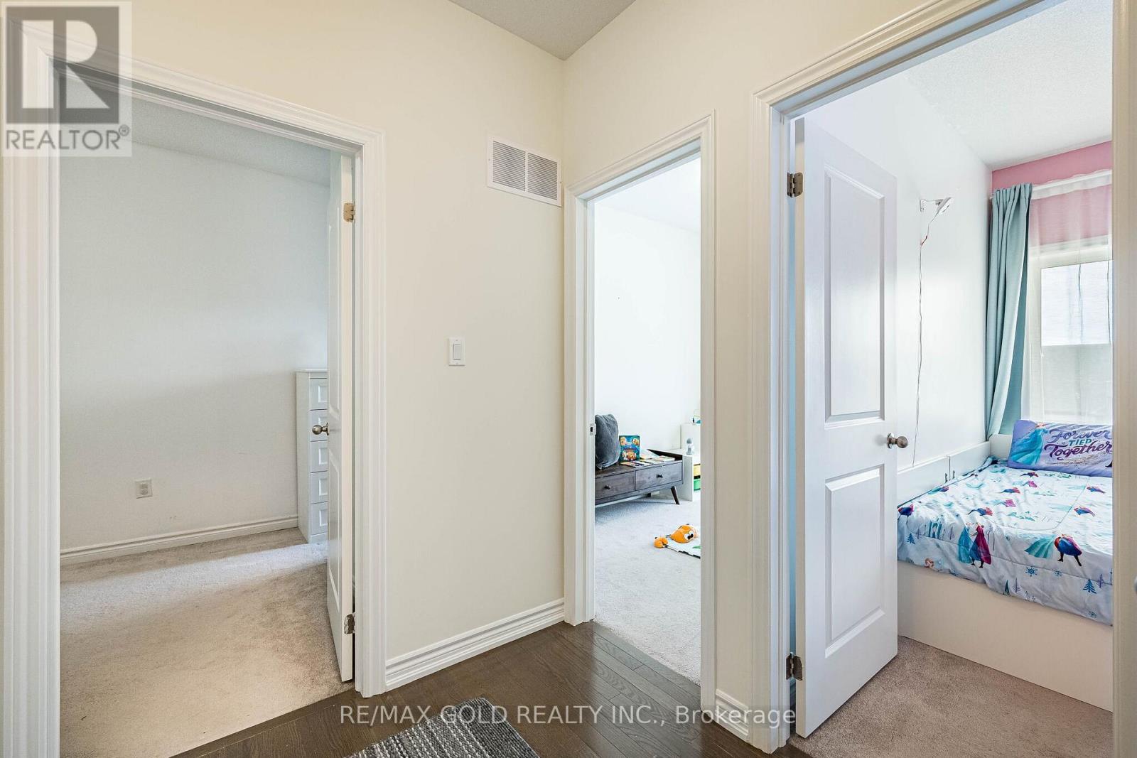 44 DONALD FICHT CRESCENT - 32