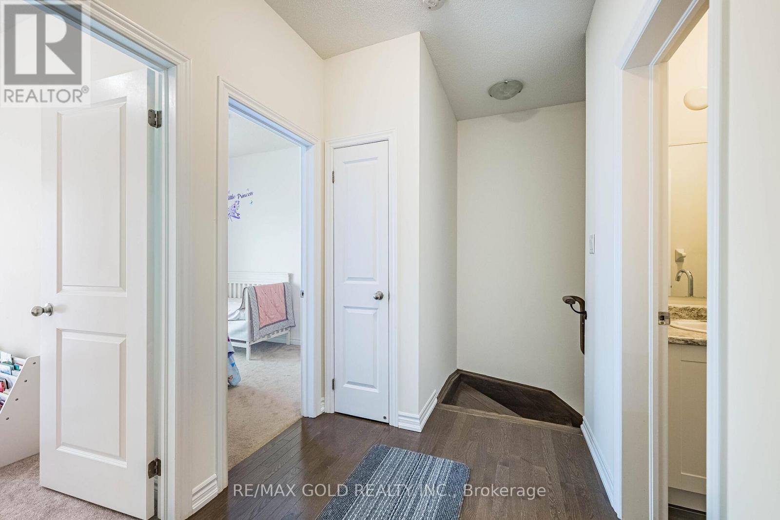44 DONALD FICHT CRESCENT - 33