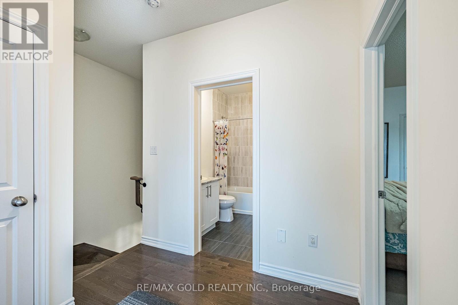 44 DONALD FICHT CRESCENT - 34