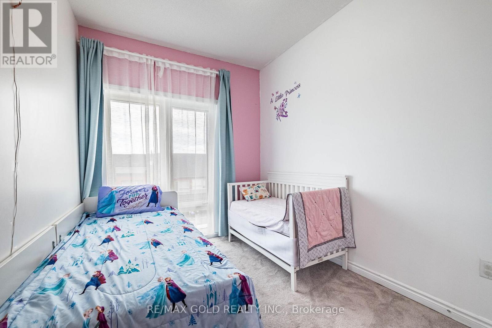 44 DONALD FICHT CRESCENT - 40