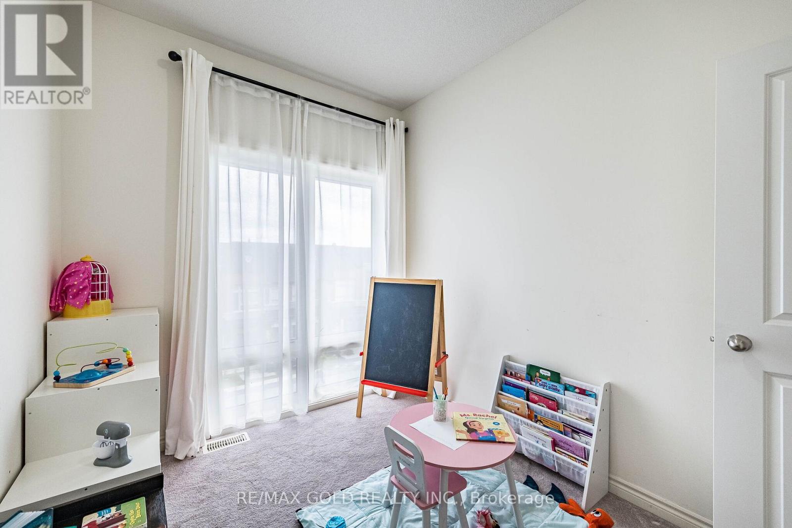 44 DONALD FICHT CRESCENT - 42