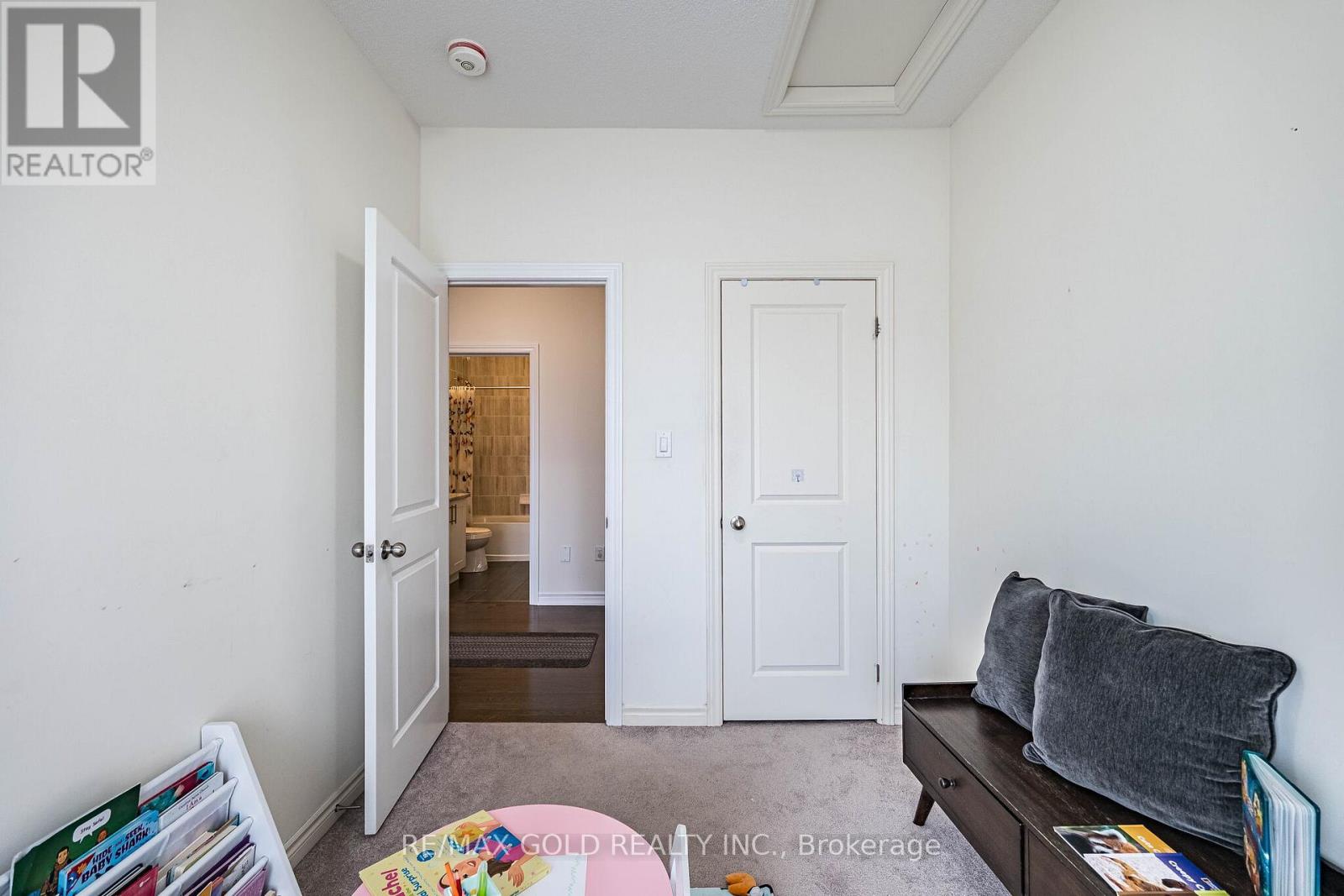 44 DONALD FICHT CRESCENT - 43