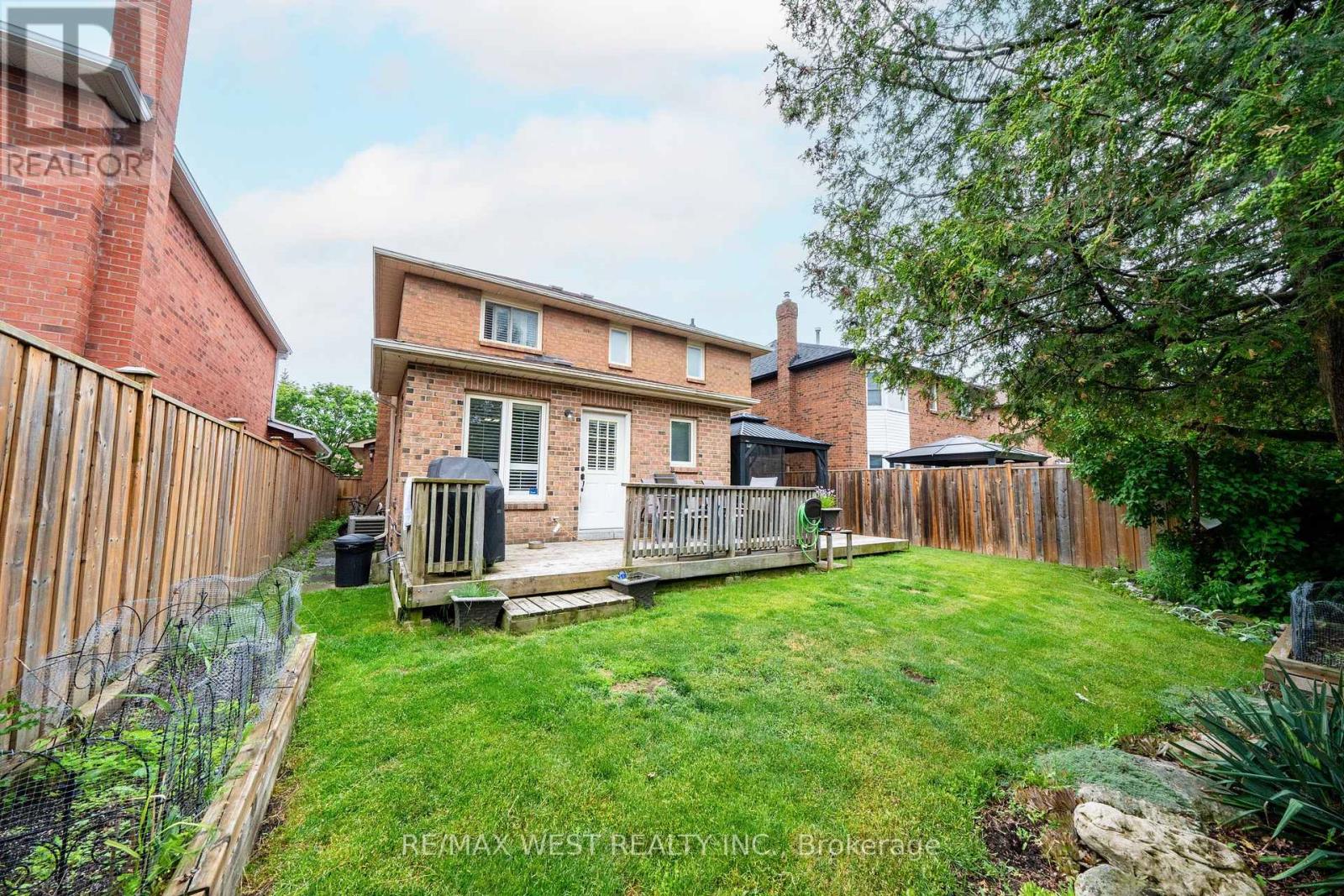 6 HAWKINS CRESCENT - 17