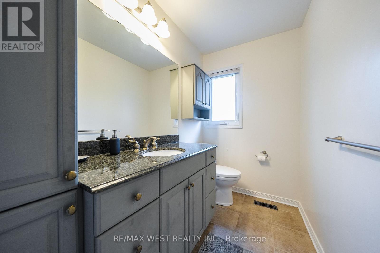 6 HAWKINS CRESCENT - 12