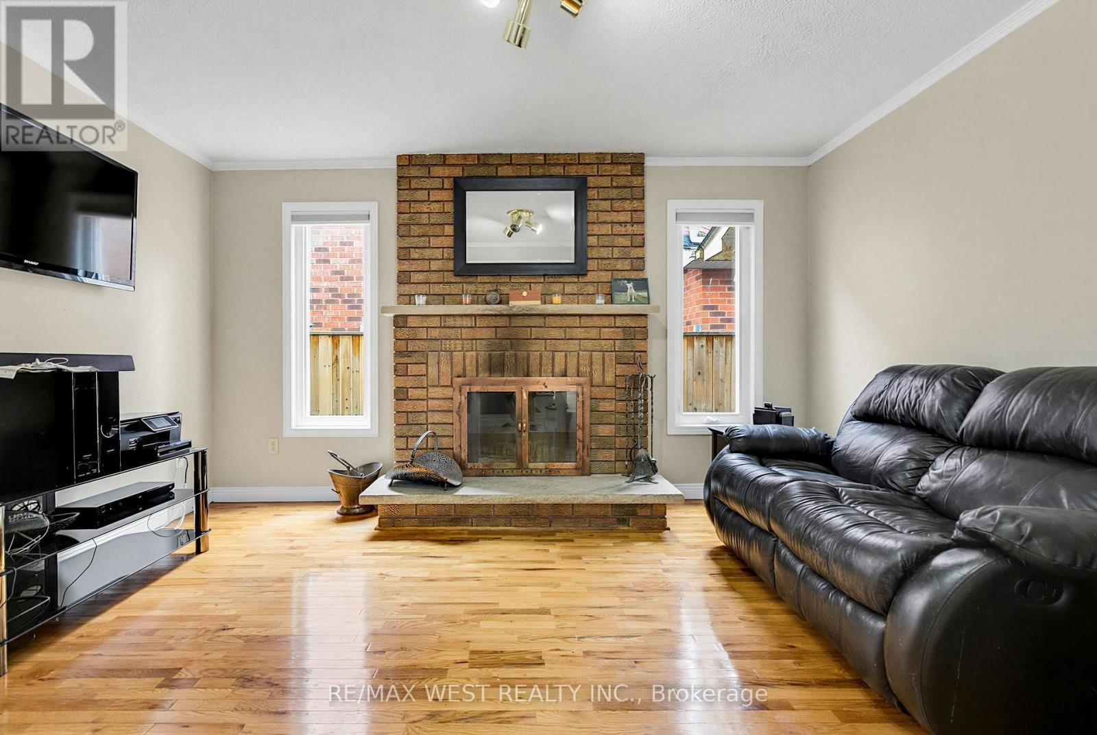 6 HAWKINS CRESCENT - 6
