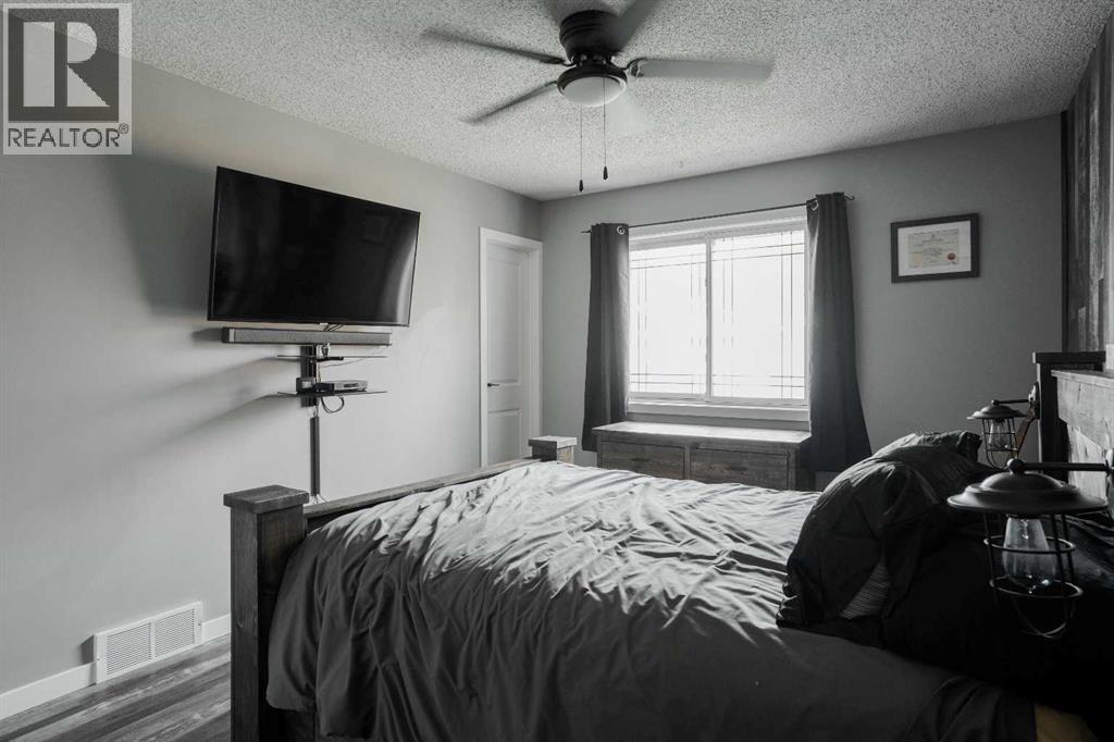 210 Leigh Crescent — photo 32