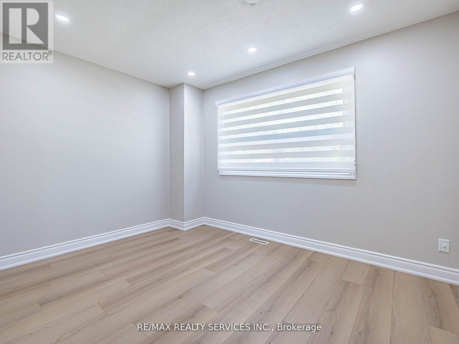 32 MADOC DRIVE - 17