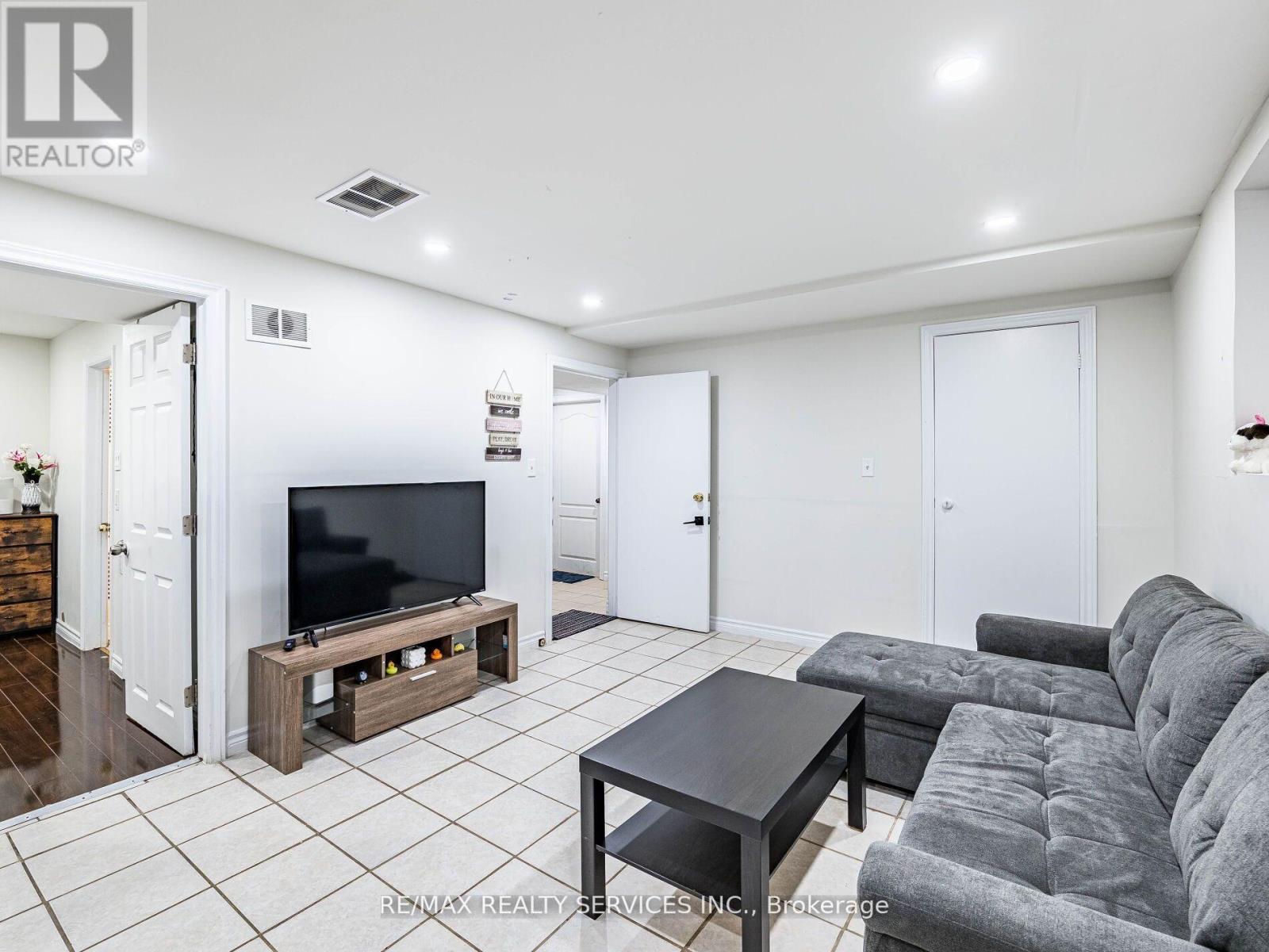 32 MADOC DRIVE - 31