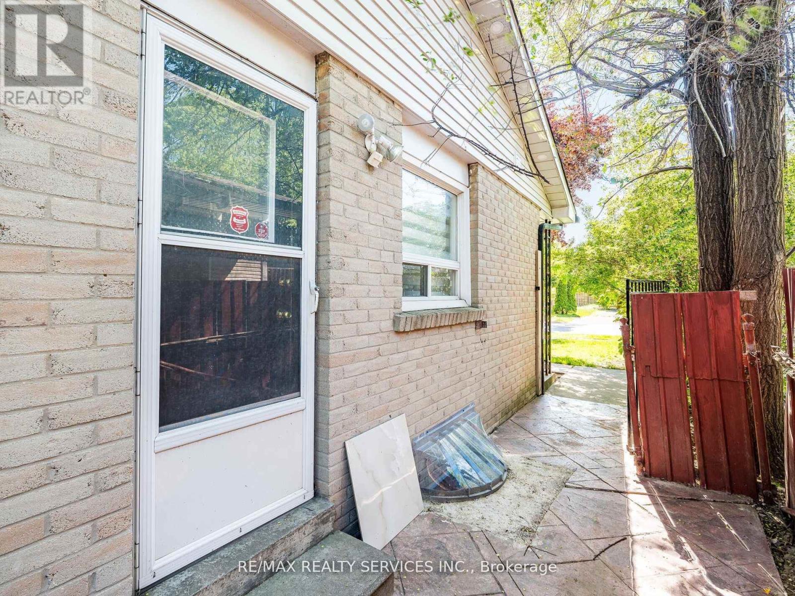 32 MADOC DRIVE - 33