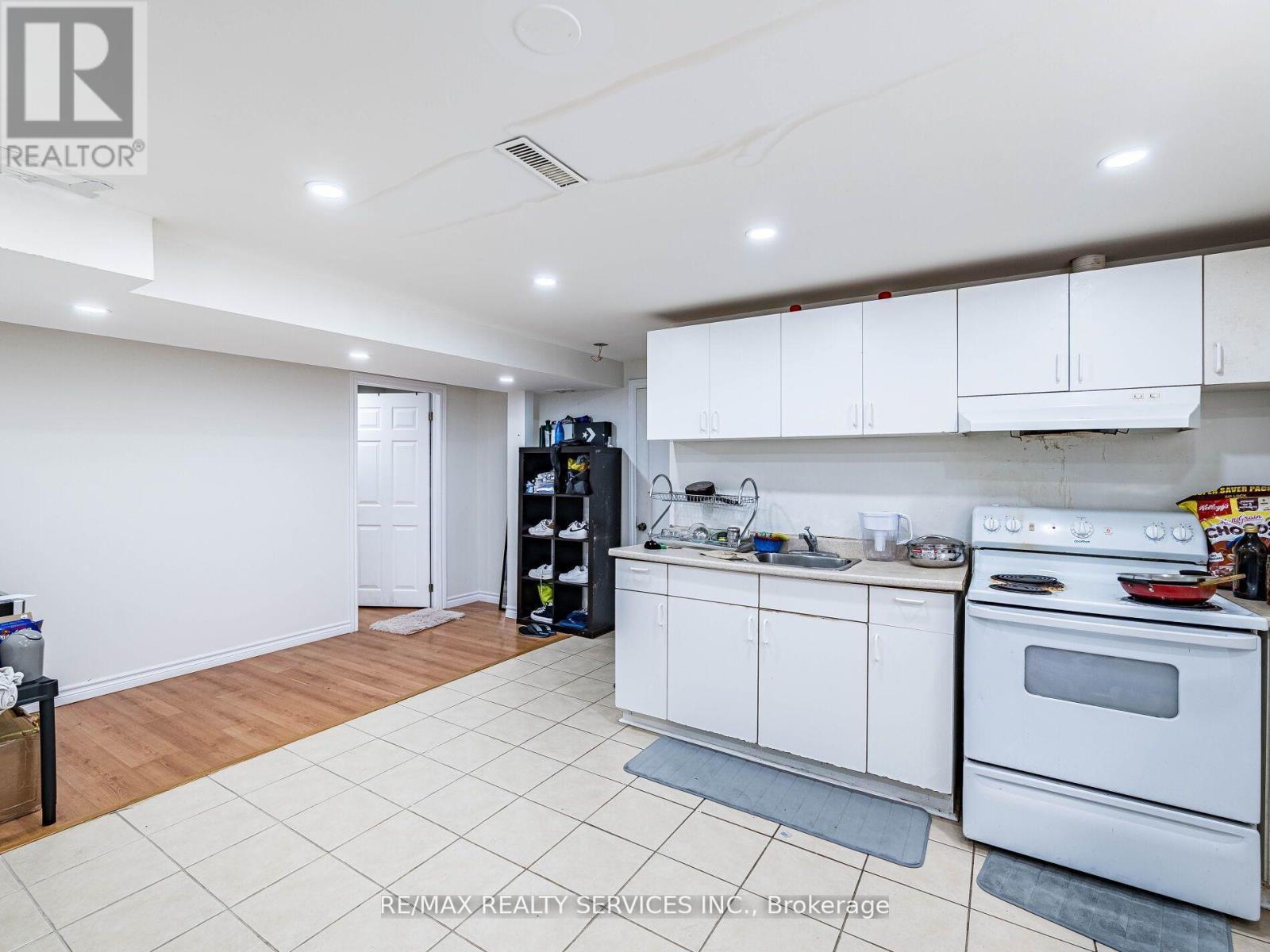 32 MADOC DRIVE - 25