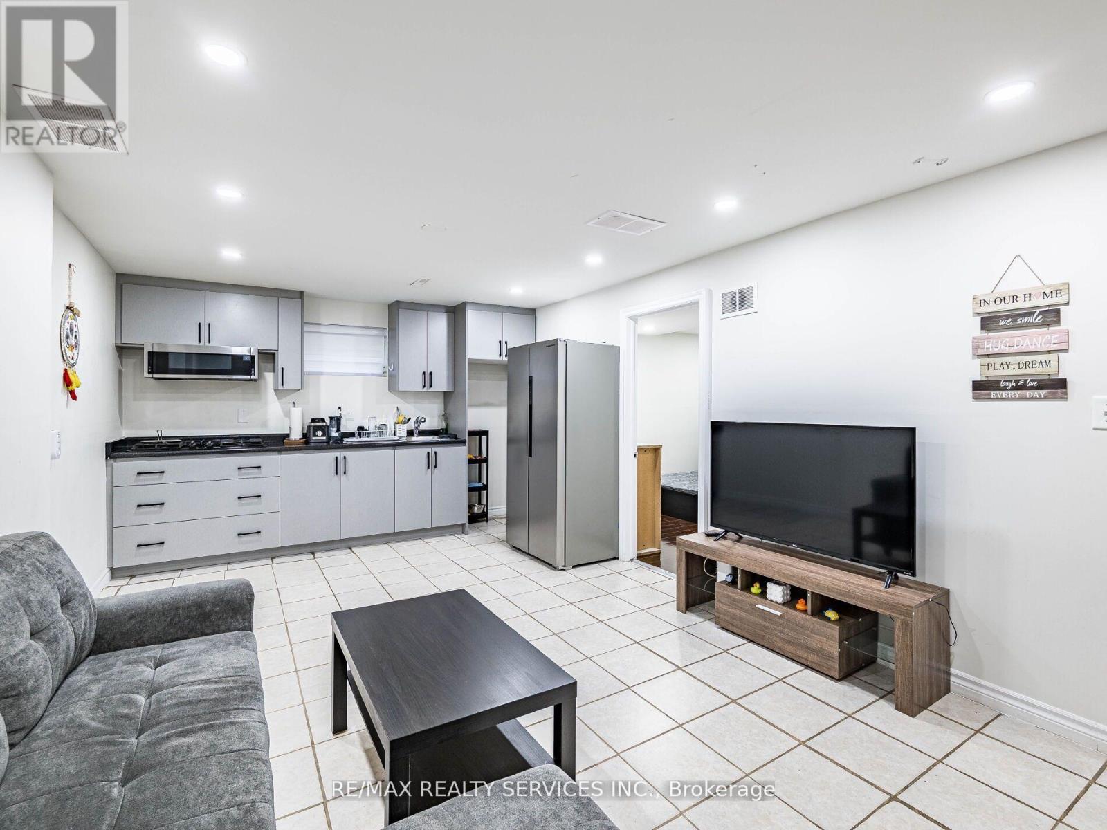 32 MADOC DRIVE - 30