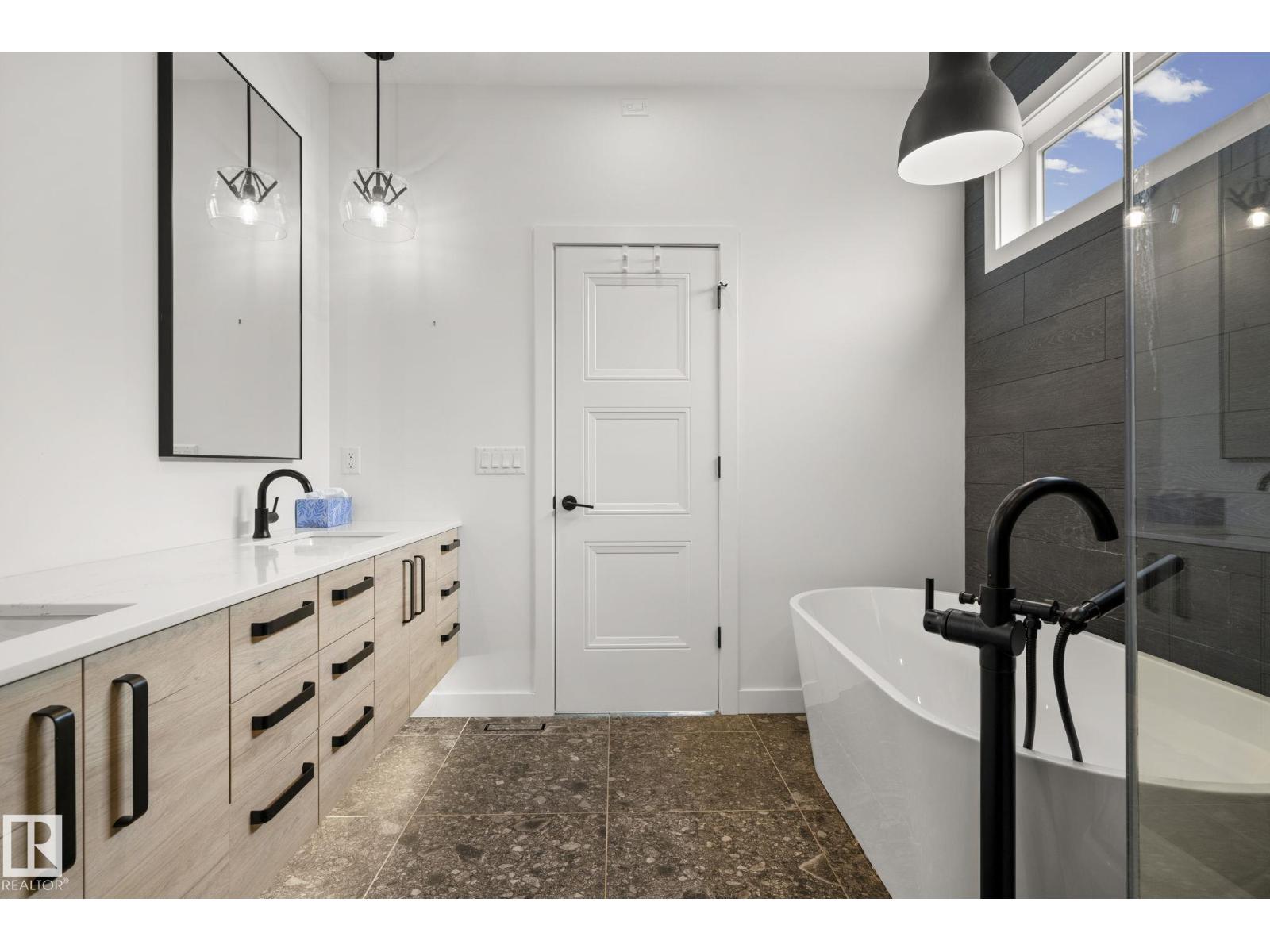 9138 71 AV NW — photo 42