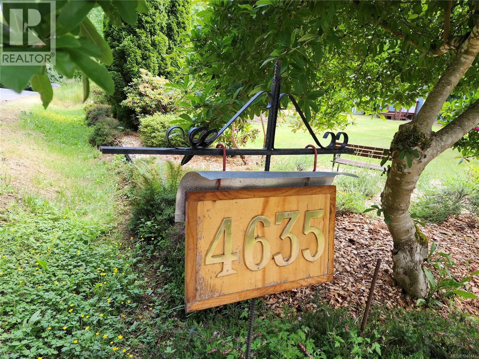 4635 Howie Rd N - 4