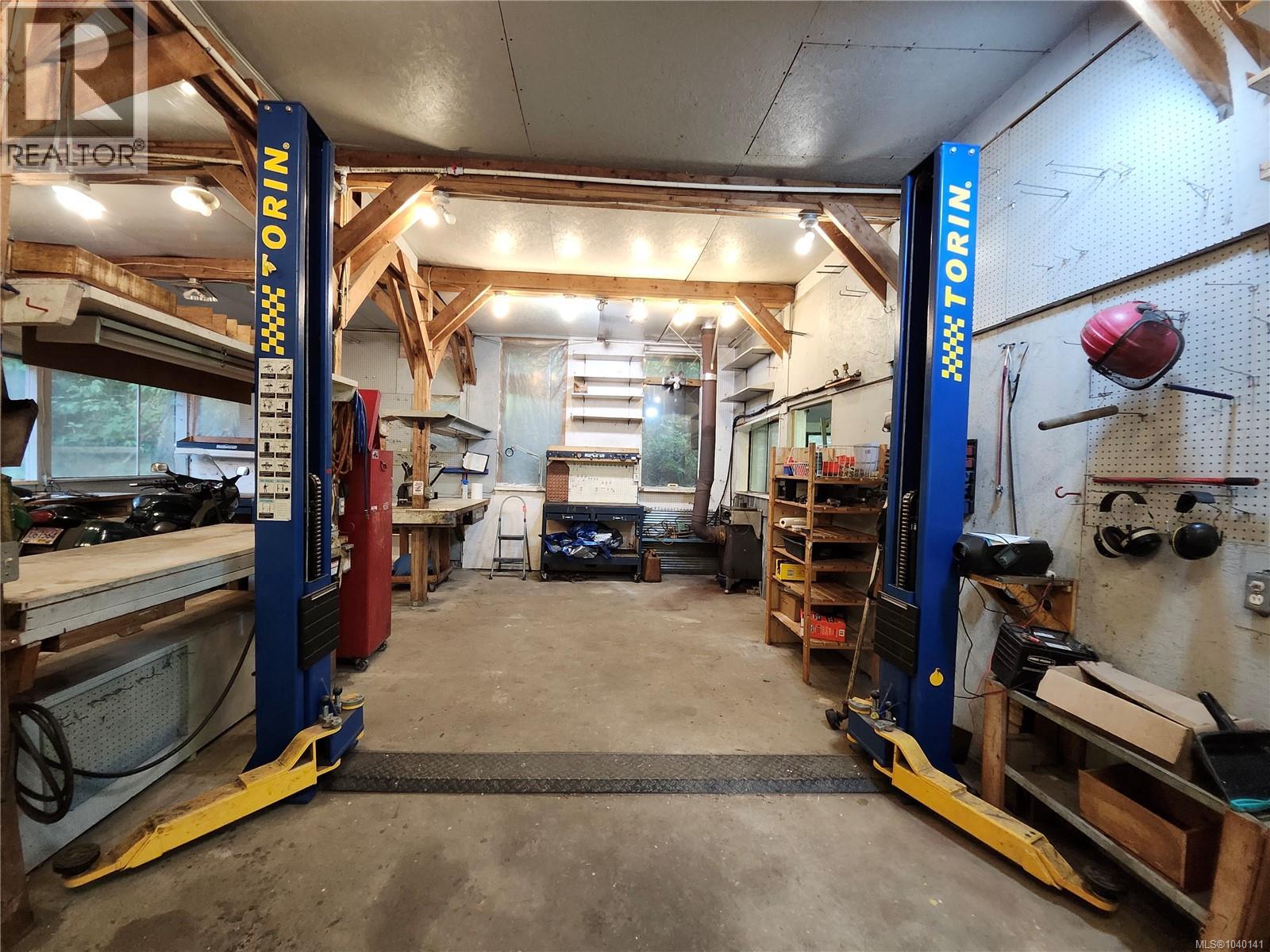 4635 Howie Rd N - 46