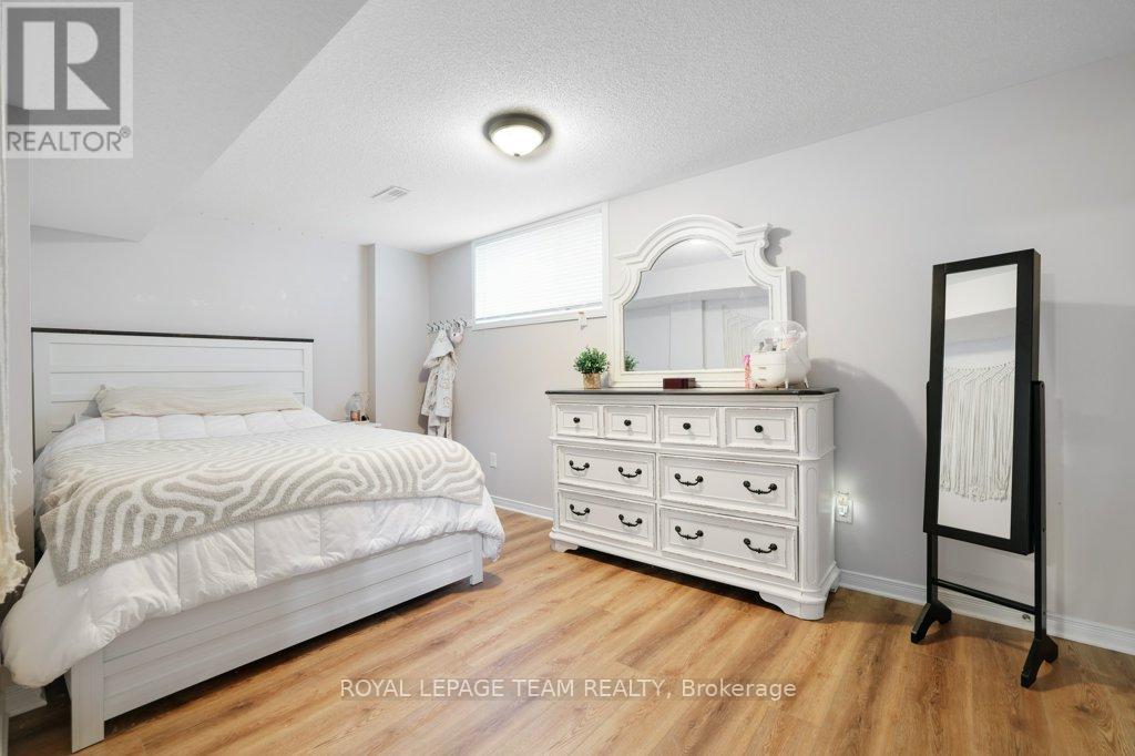 556 DALEWOOD CRESCENT - 22