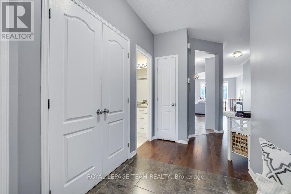 556 DALEWOOD CRESCENT — photo 3 of 29
