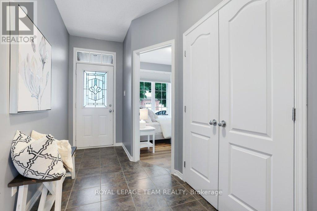 556 DALEWOOD CRESCENT — photo 4 of 29