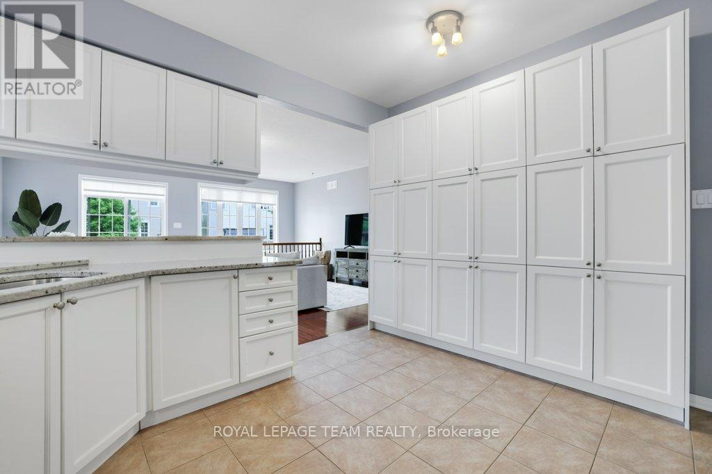 556 DALEWOOD CRESCENT — photo 7 of 29