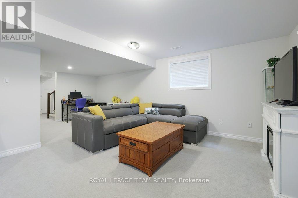 702 VIVERA PLACE — photo 33 of 37