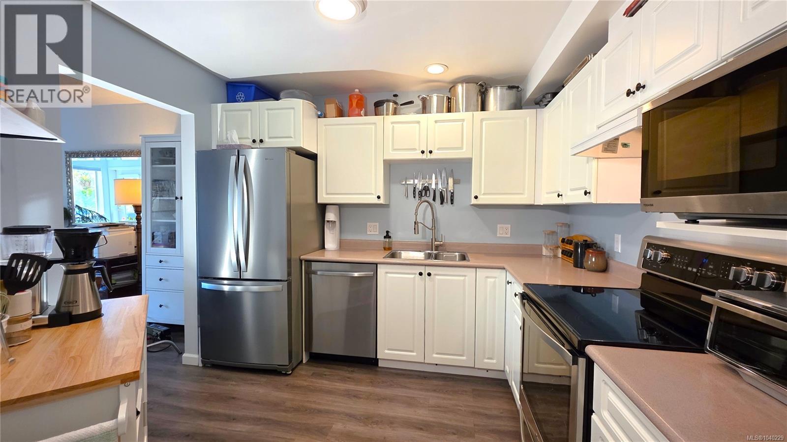 101 3400 Quadra Street, Saanich
