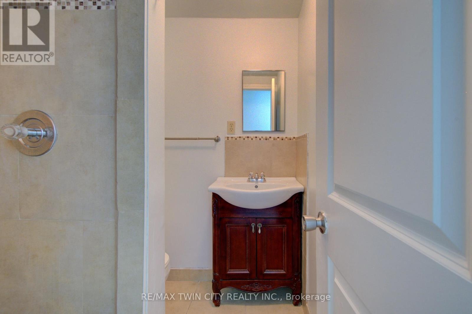 #4 417 KEATS WAY - 37