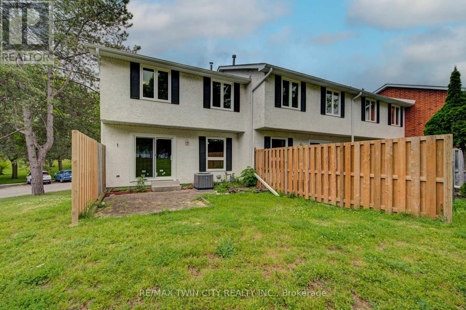 #4 417 KEATS WAY - 40