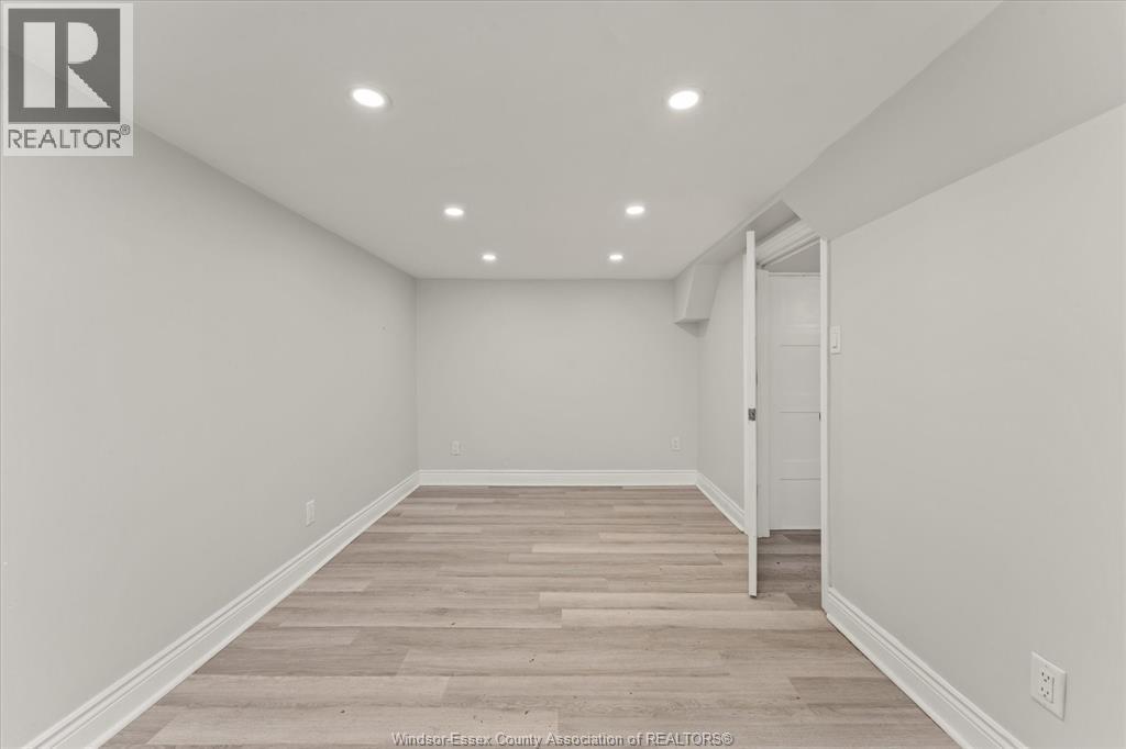 972 WELLINGTON AVENUE - 25