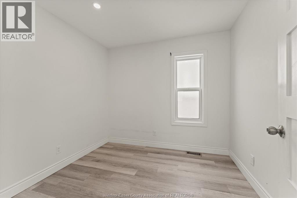 972 WELLINGTON AVENUE - 10