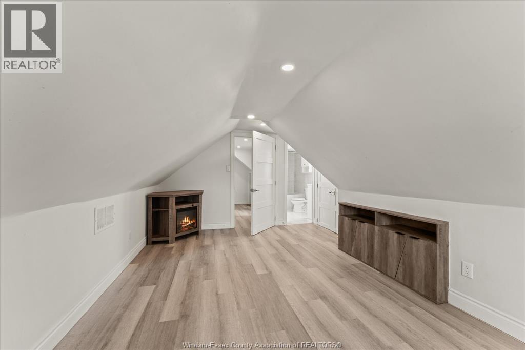 972 WELLINGTON AVENUE - 18