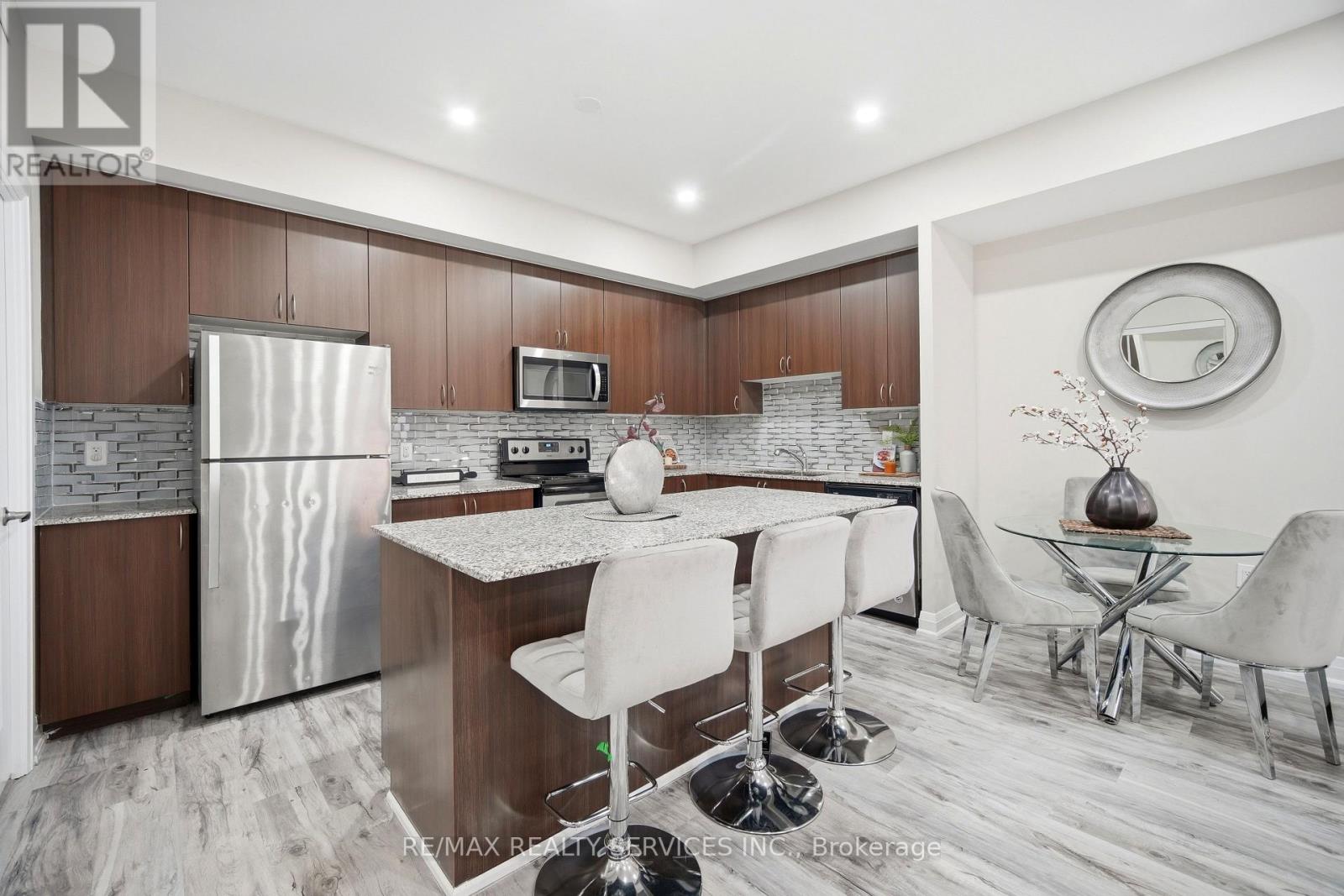 #302 26 COLES AVENUE - 14