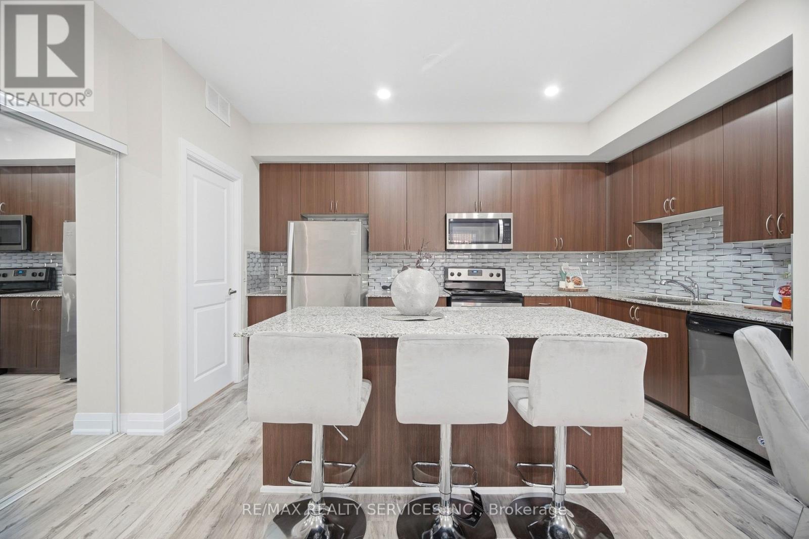 #302 26 COLES AVENUE - 15