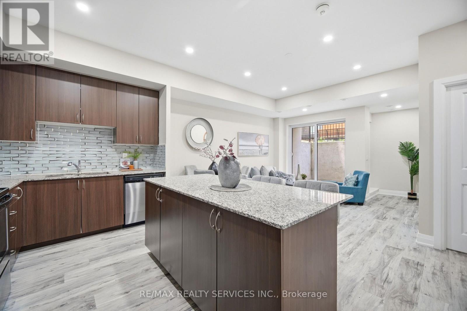 #302 26 COLES AVENUE - 18