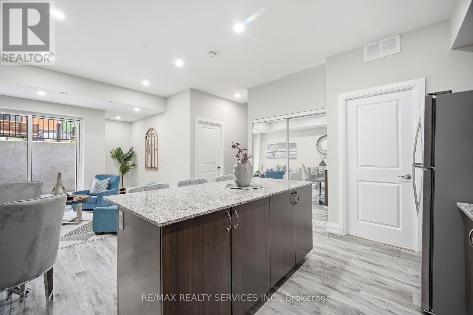 #302 26 COLES AVENUE - 20