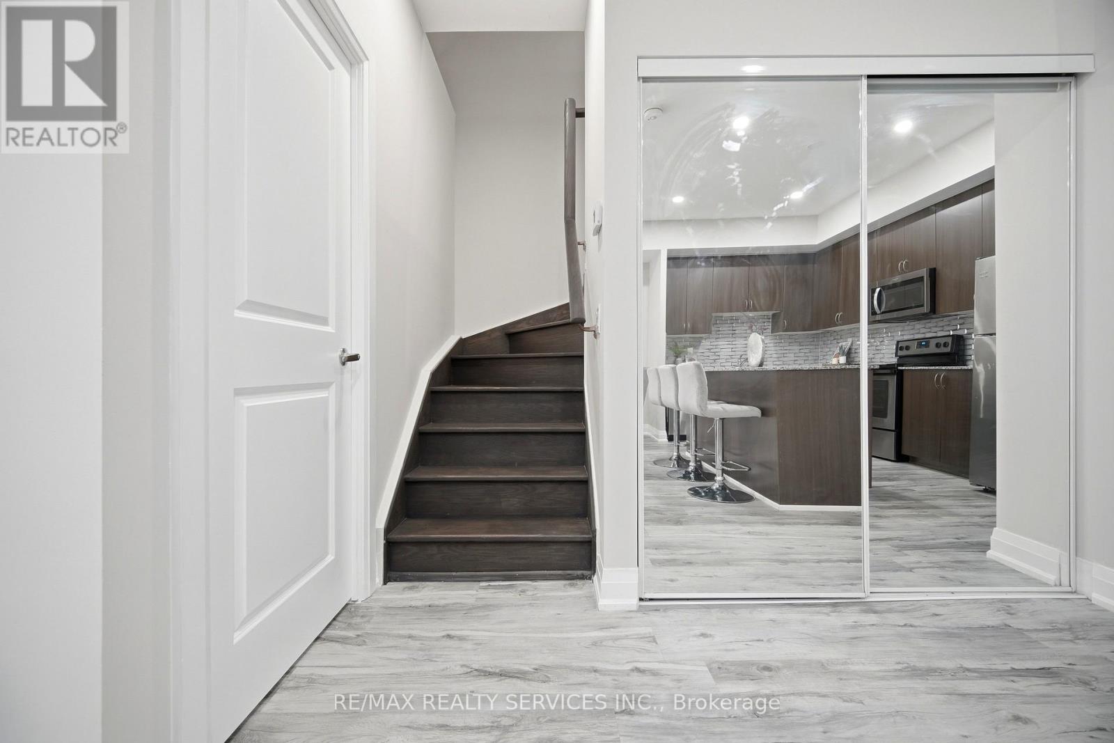 #302 26 COLES AVENUE - 22