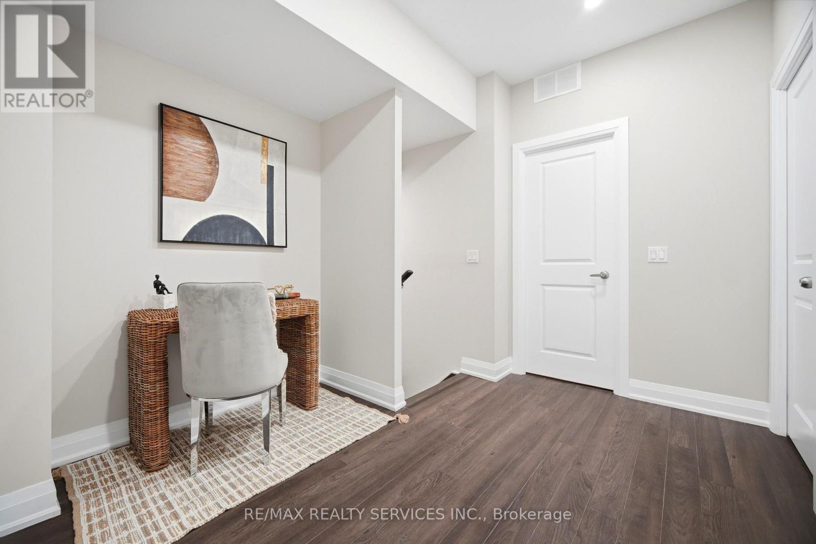 #302 26 COLES AVENUE - 23