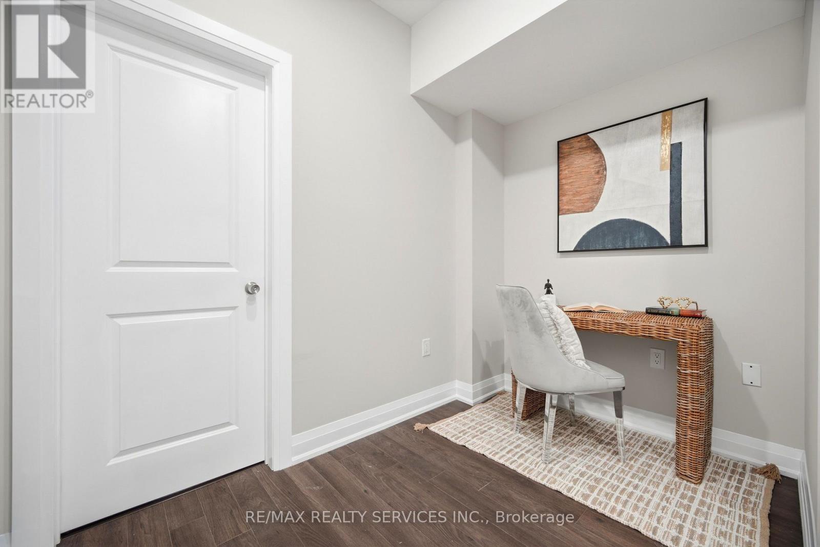 #302 26 COLES AVENUE - 24