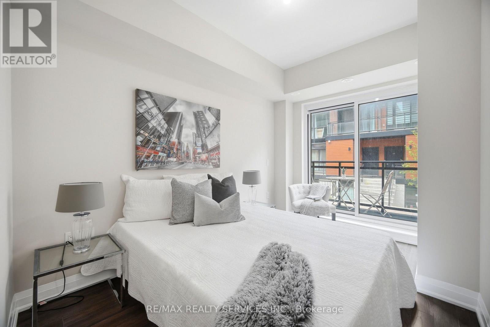 #302 26 COLES AVENUE - 25
