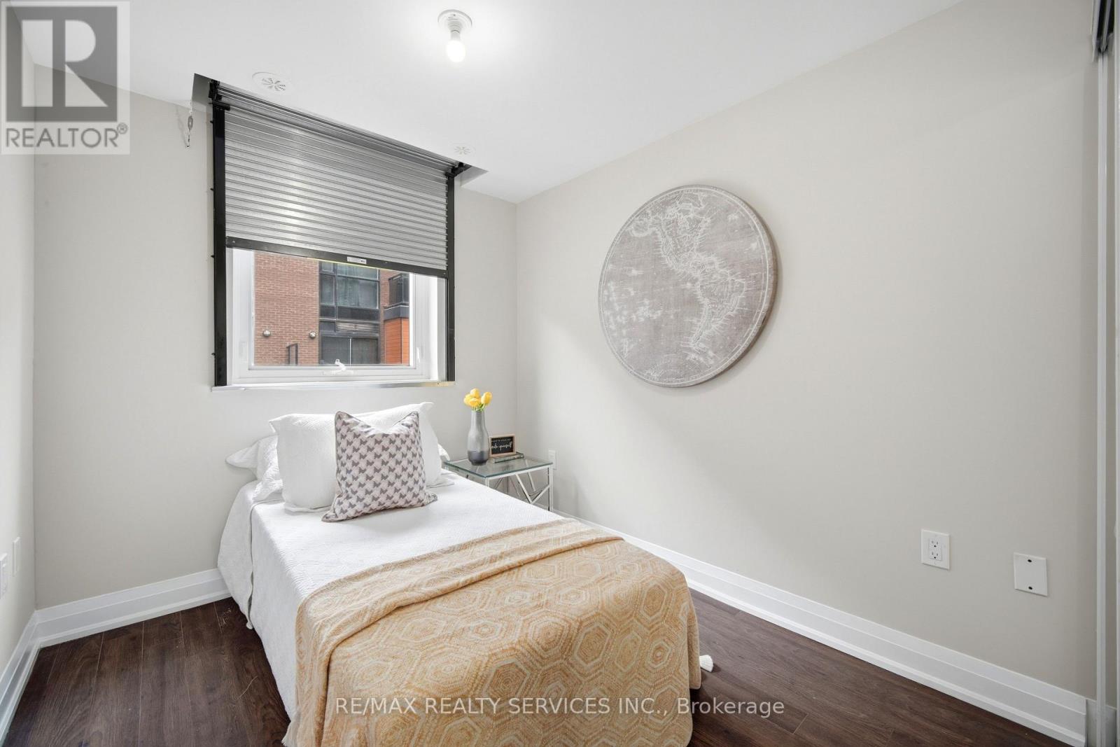 #302 26 COLES AVENUE - 32