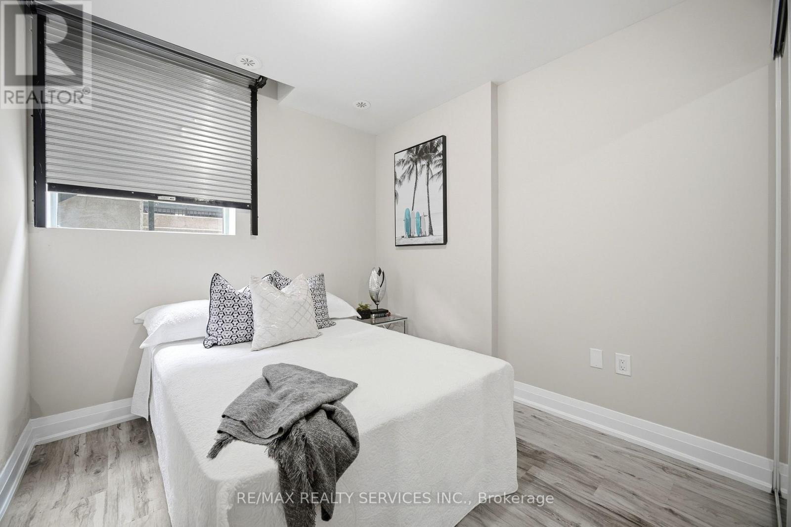#302 26 COLES AVENUE - 36