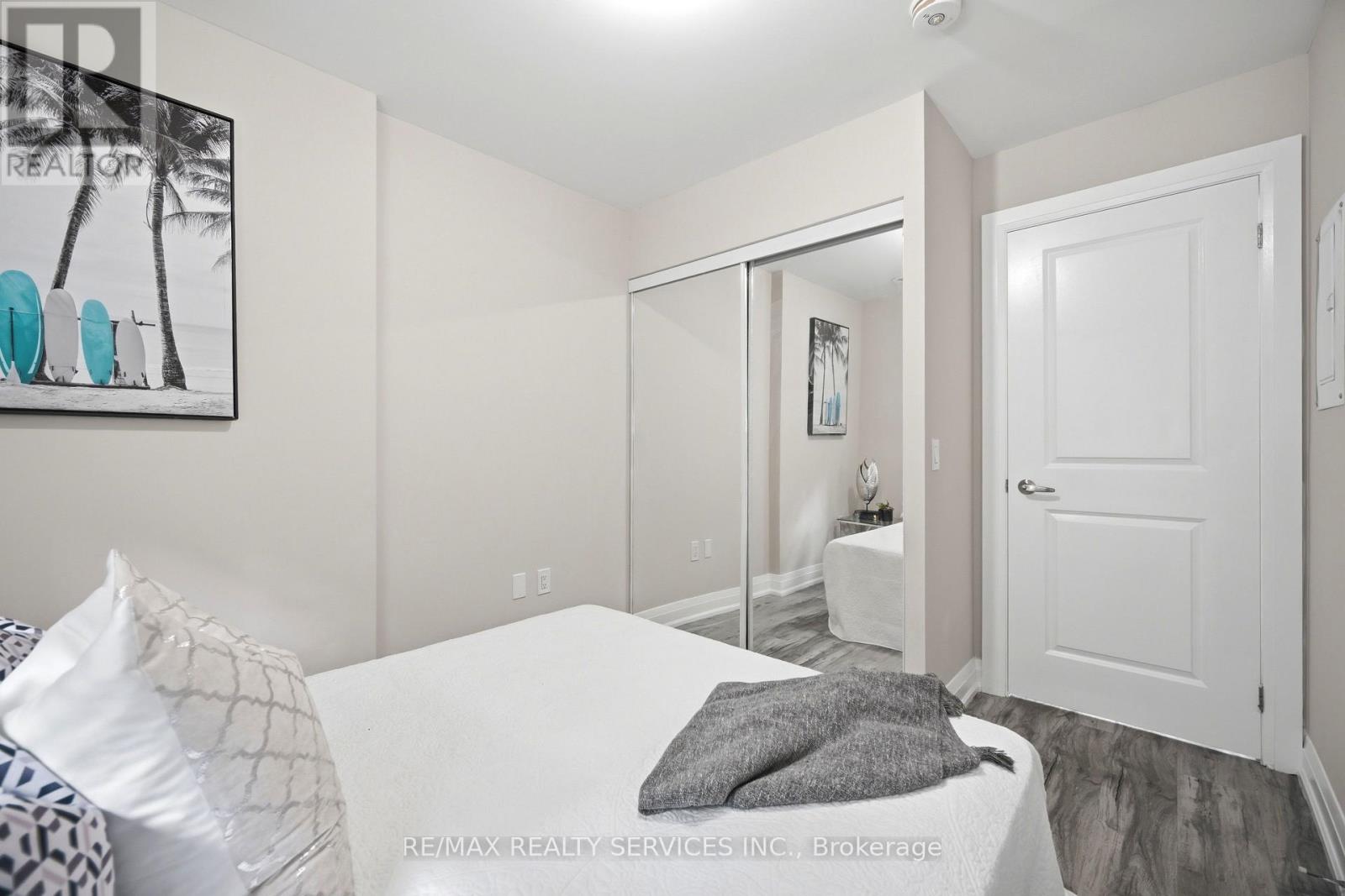 #302 26 COLES AVENUE - 37